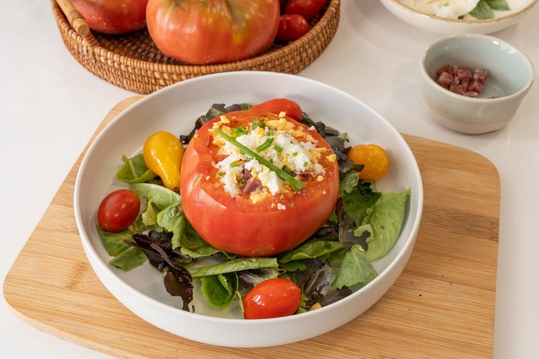 tomate relleno salmon