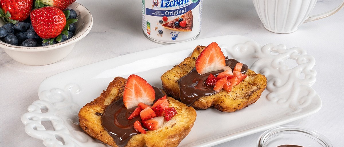 Torrijas con Leche Condensada La Lechera y salsa de chocolate negro
