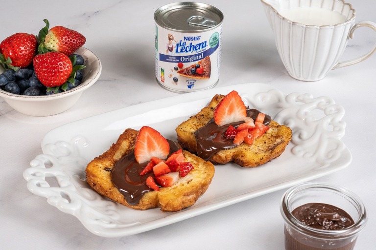 Torrijas con Leche Condensada La Lechera y salsa de chocolate negro
