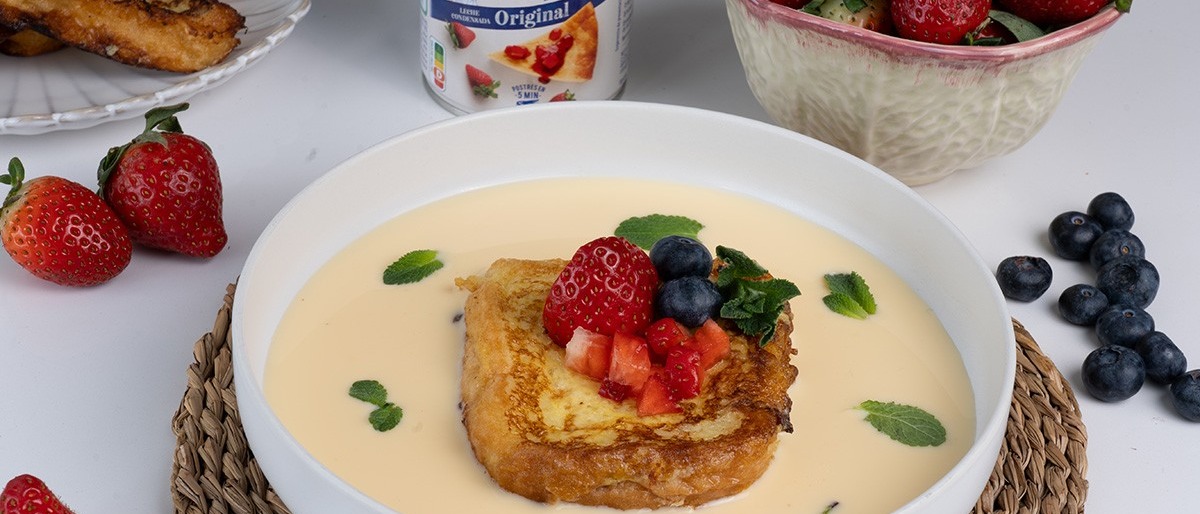 Torrijas de leche condensada La Lechera con fresa y crema inglesa