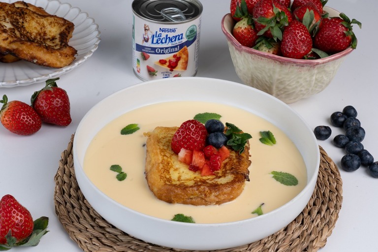 Torrijas de leche condensada La Lechera con fresa y crema inglesa