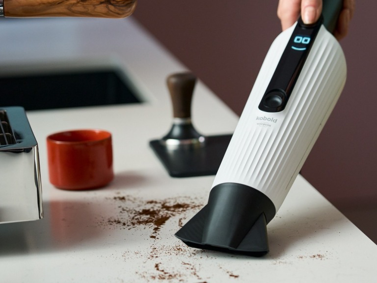 Aspirateur de Table VM7 qui aspire du café