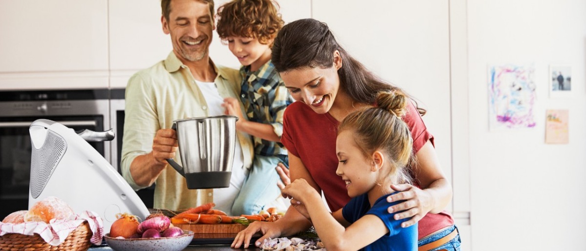 Une famille cuisinant au Thermomix